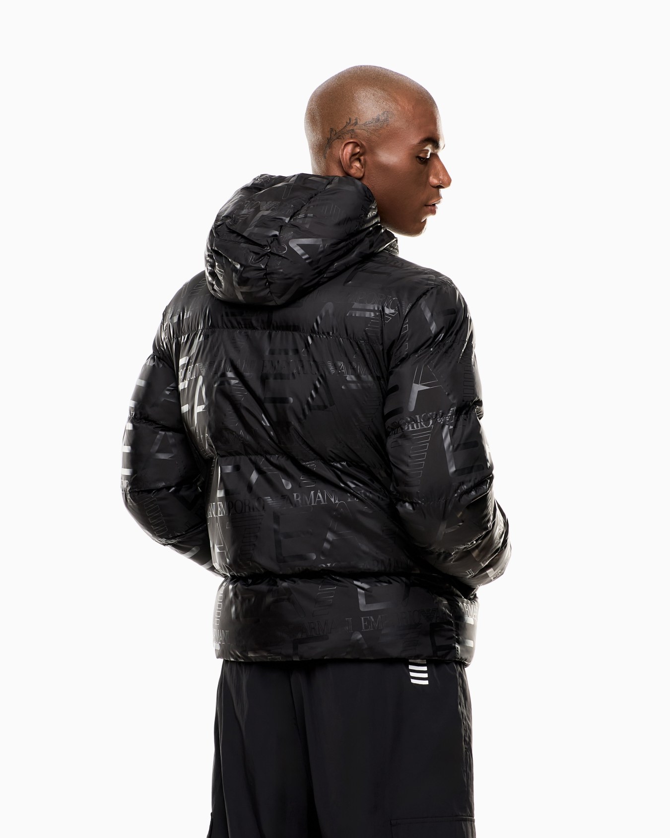 Veste matelassée avec capuche et logo imprimé all over  Diapositive 3