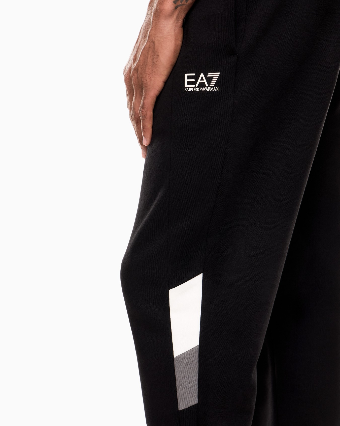 スウェットパンツ スライドする 4