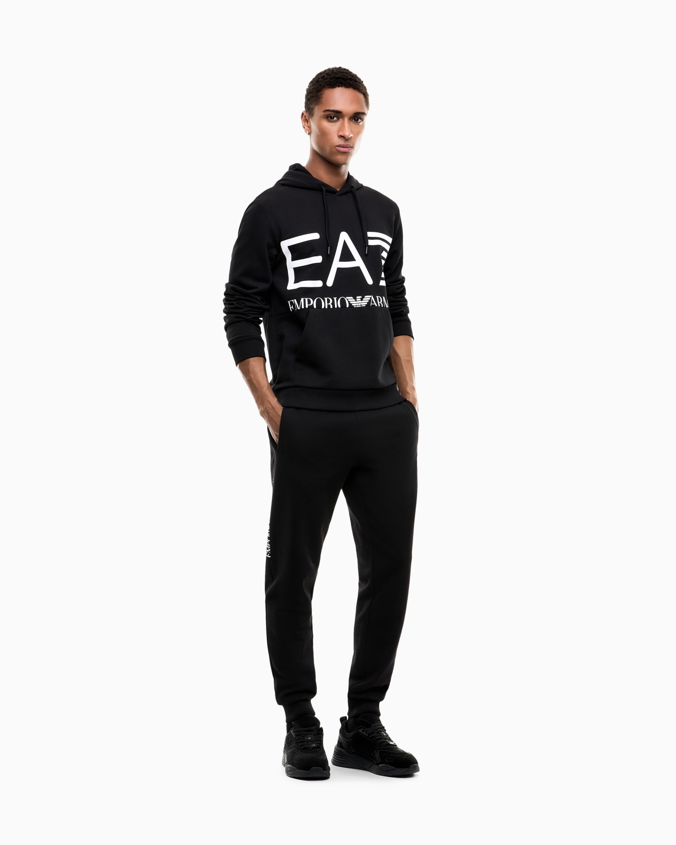 Hoodie Logo Series mit normaler Passform aus Baumwolljersey Folie 1