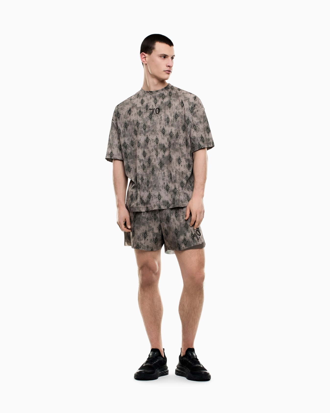 Trousers with geometric print Slide 1