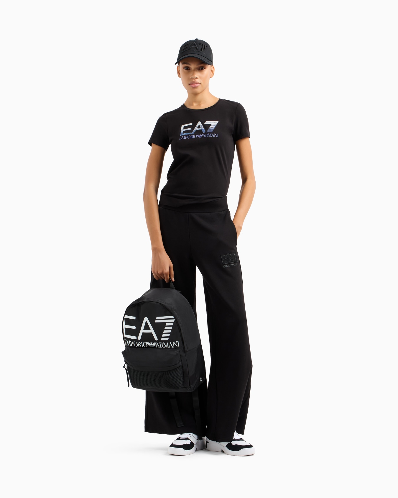 Logo Series T-Shirt mit Rundhalsausschnitt und Logo-Pailletten, gefertigt aus Baumwollstretch Folie 1