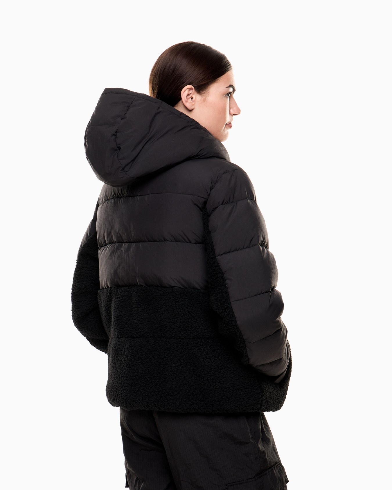 Chaqueta acolchada de nailon con detalles de tejido efecto peluche Diapositiva 2