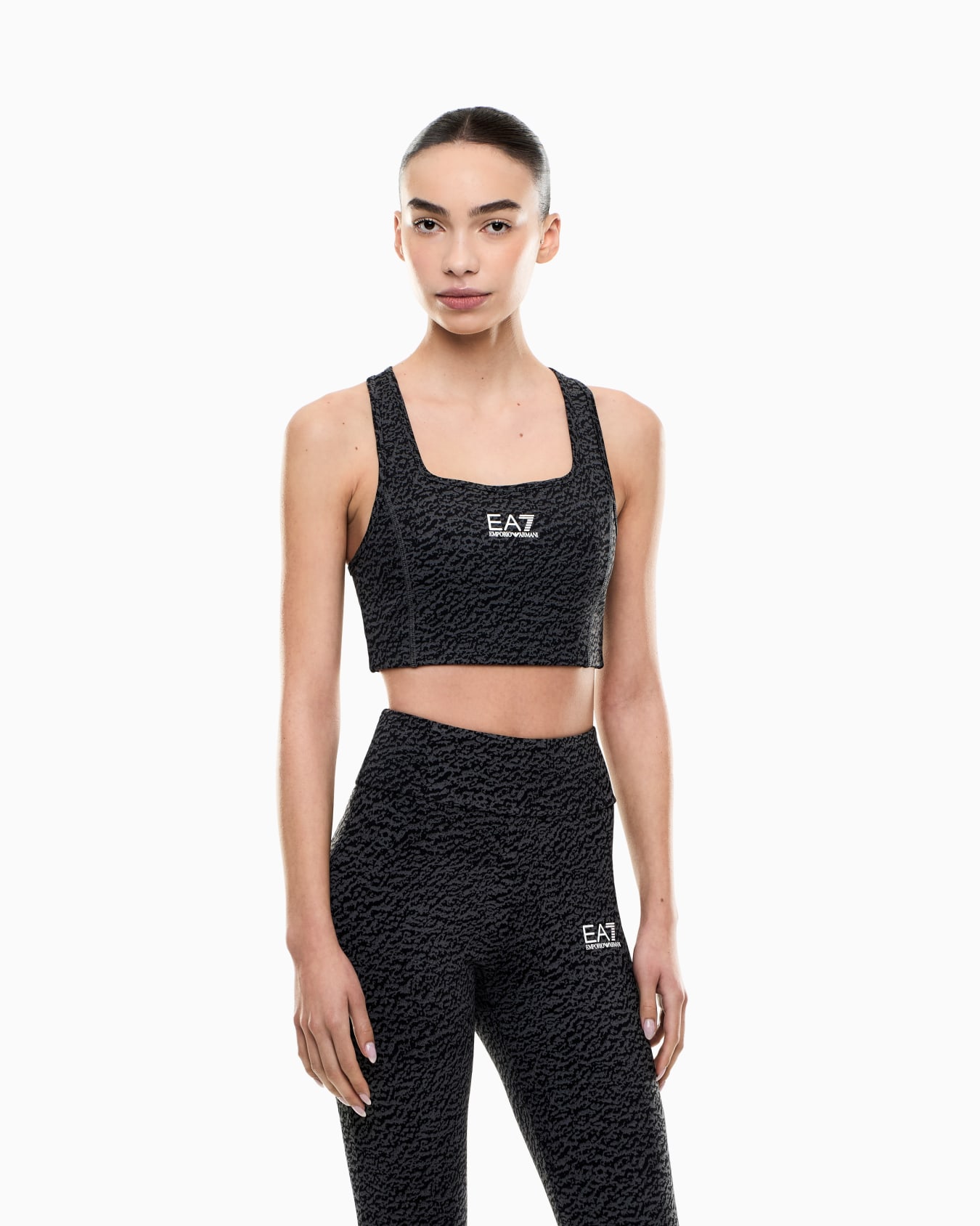 Sports bra in VIGOR7 technical fabric  Slide 3