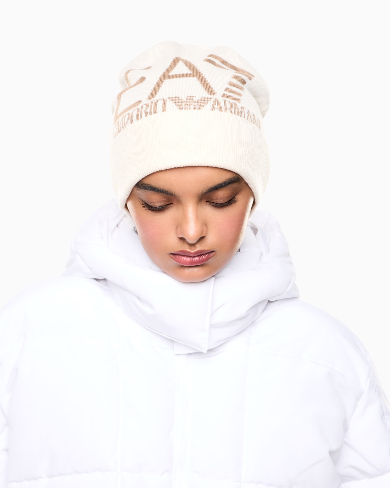 Visibility beanie with EA7 oversized logo Slide 2