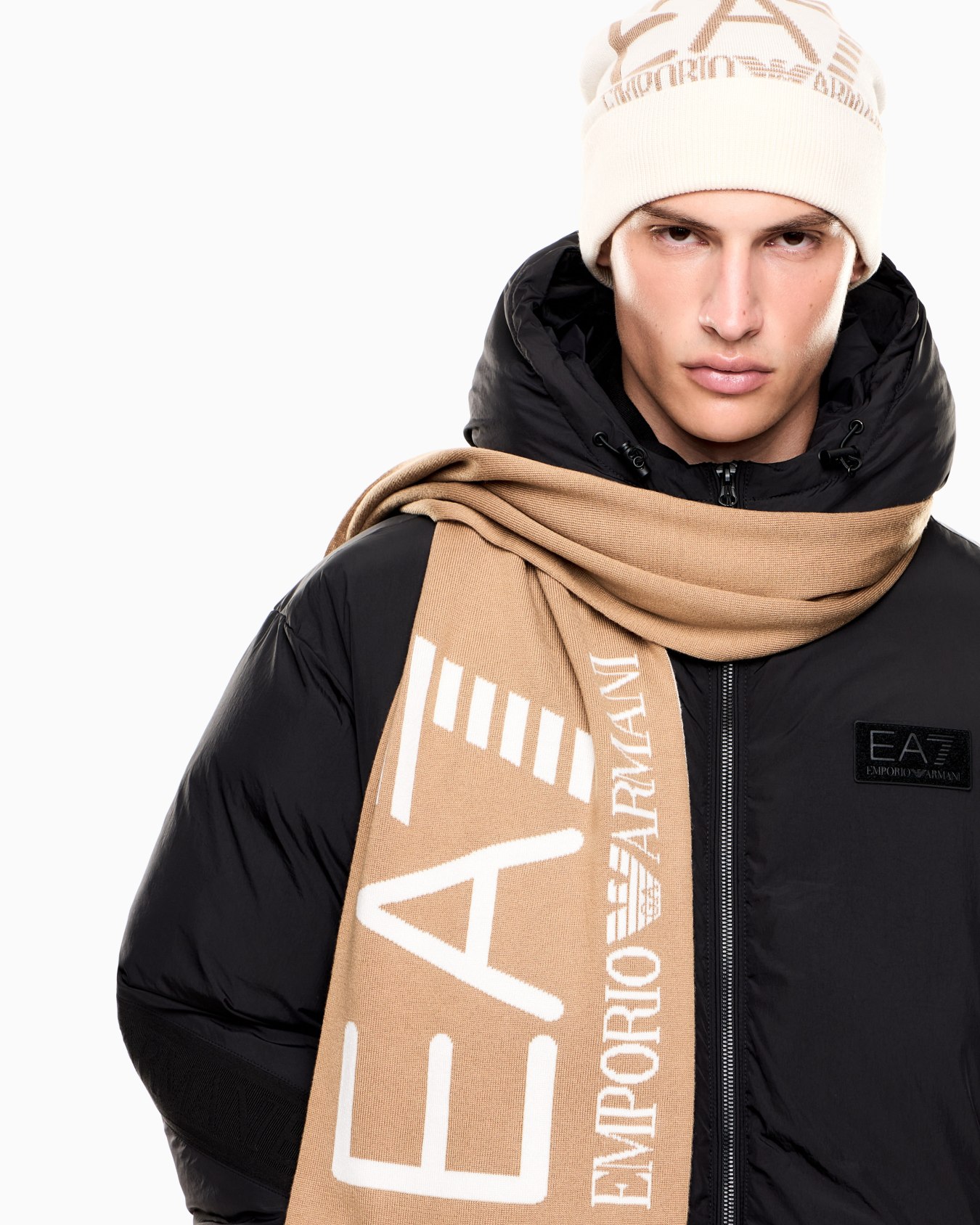 Visibility beanie with EA7 oversized logo Slide 3