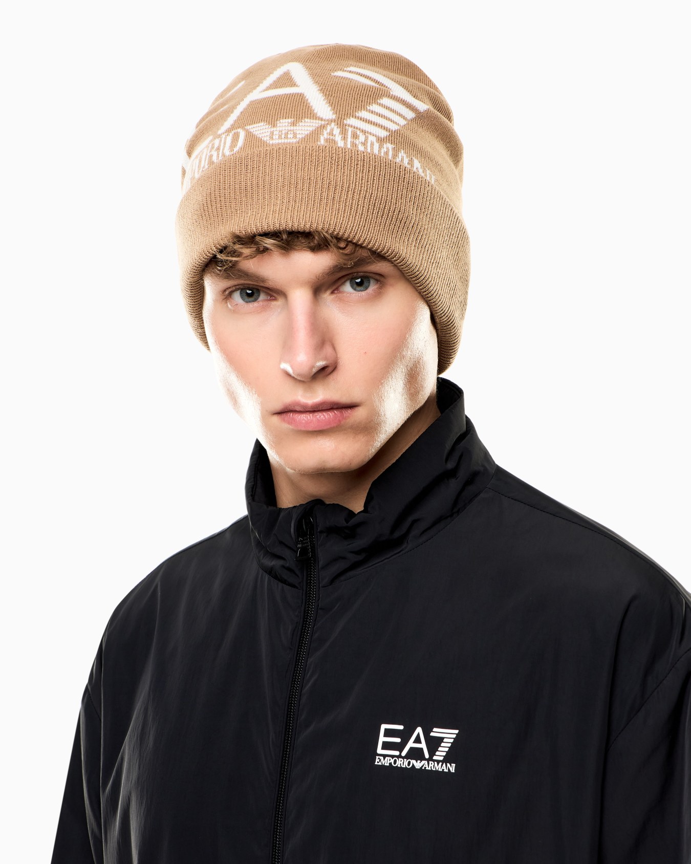 Visibility beanie with EA7 oversized logo Slide 2