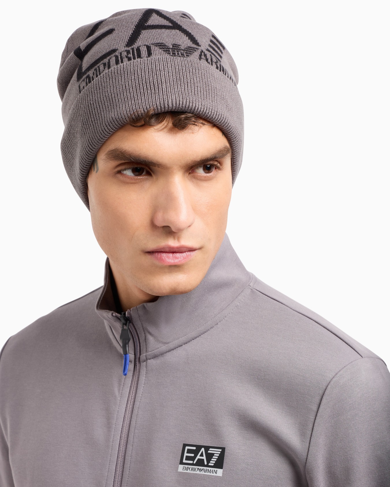 Visibility beanie with EA7 oversized logo Slide 2