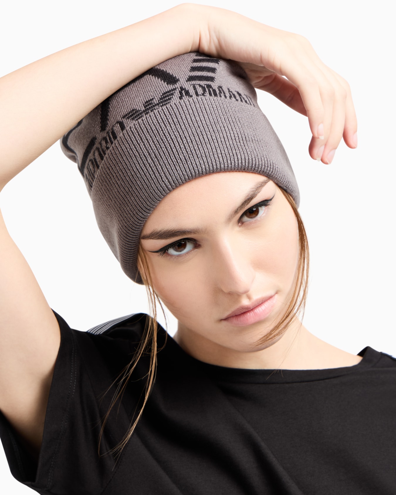 Visibility beanie with EA7 oversized logo Slide 3