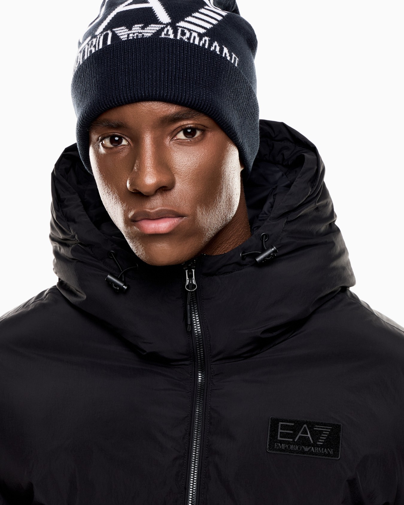 Visibility beanie with EA7 oversized logo Slide 3
