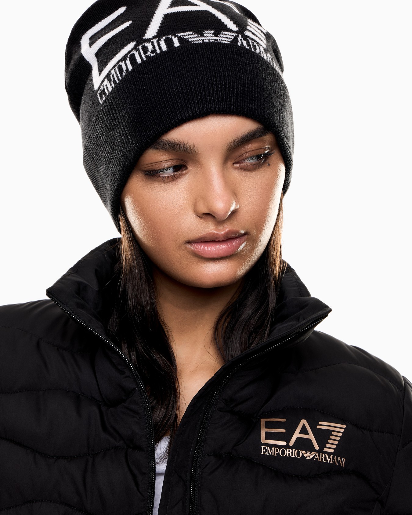 Visibility beanie with EA7 oversized logo Slide 2