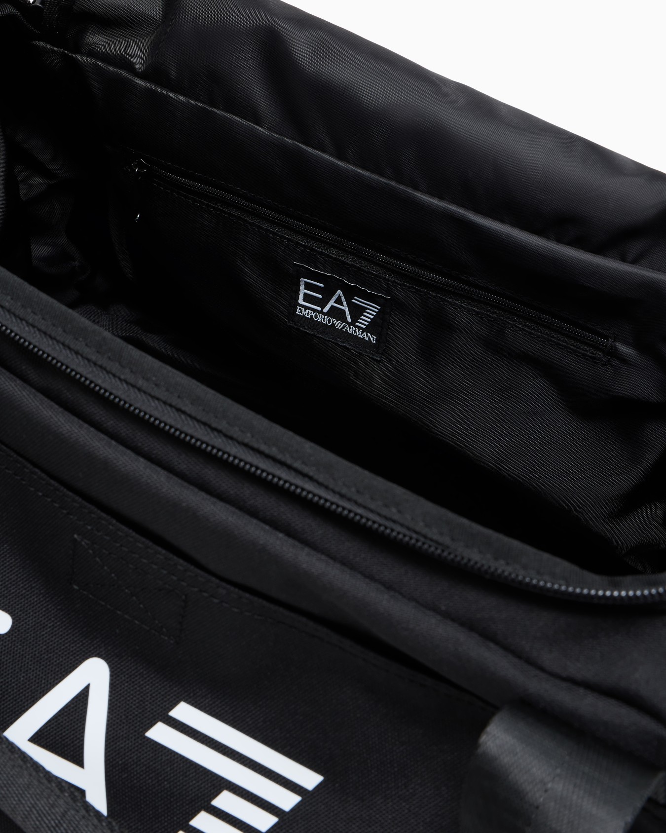 Train Core small gym bag with oversized EA7 logo Slide 3
