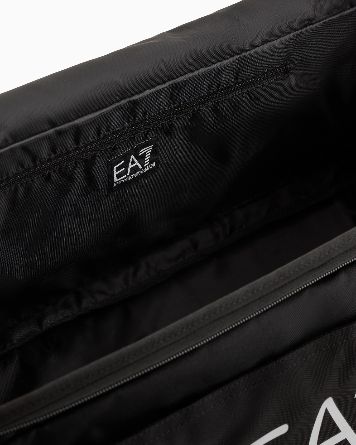 Train Core large gym bag with oversized EA7 logo Slide 3