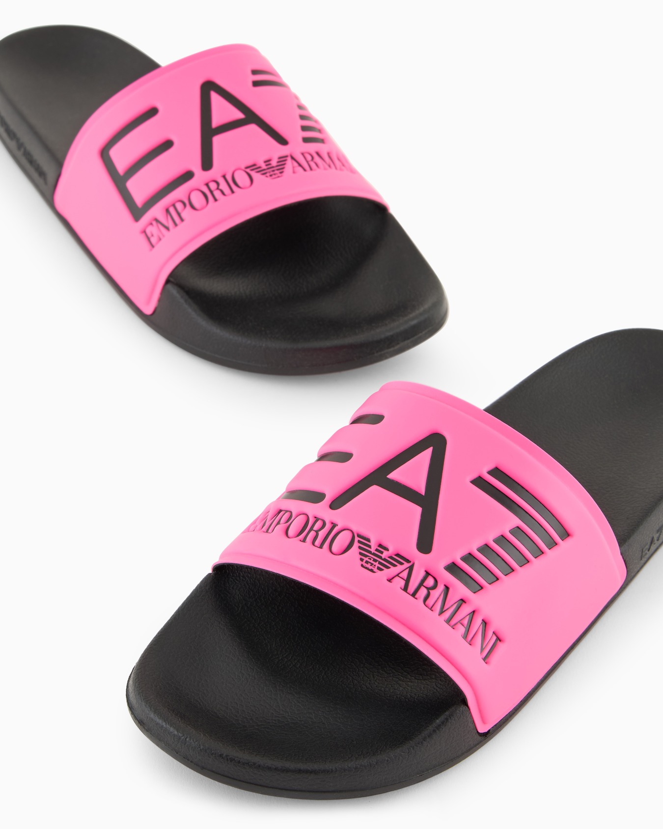 Claquettes avec grand logo Diapositive 1