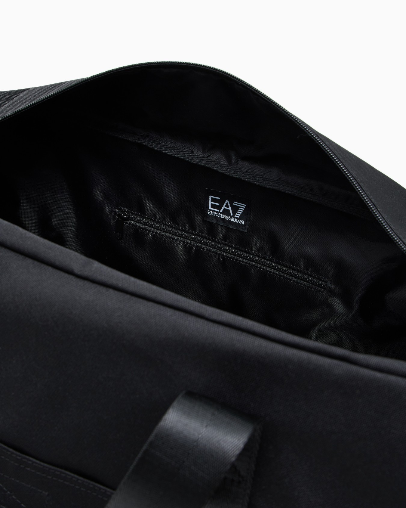 Train Core medium gym bag with oversized EA7 Logo Slide 3