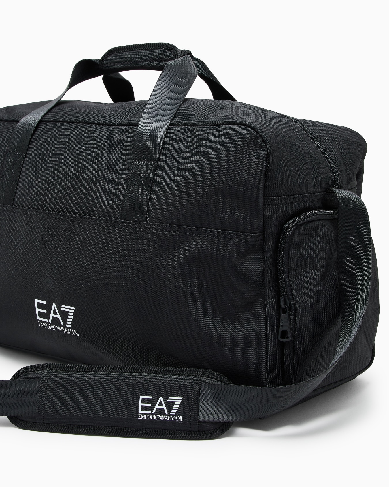 Train Core medium gym bag with oversized EA7 Logo Slide 4