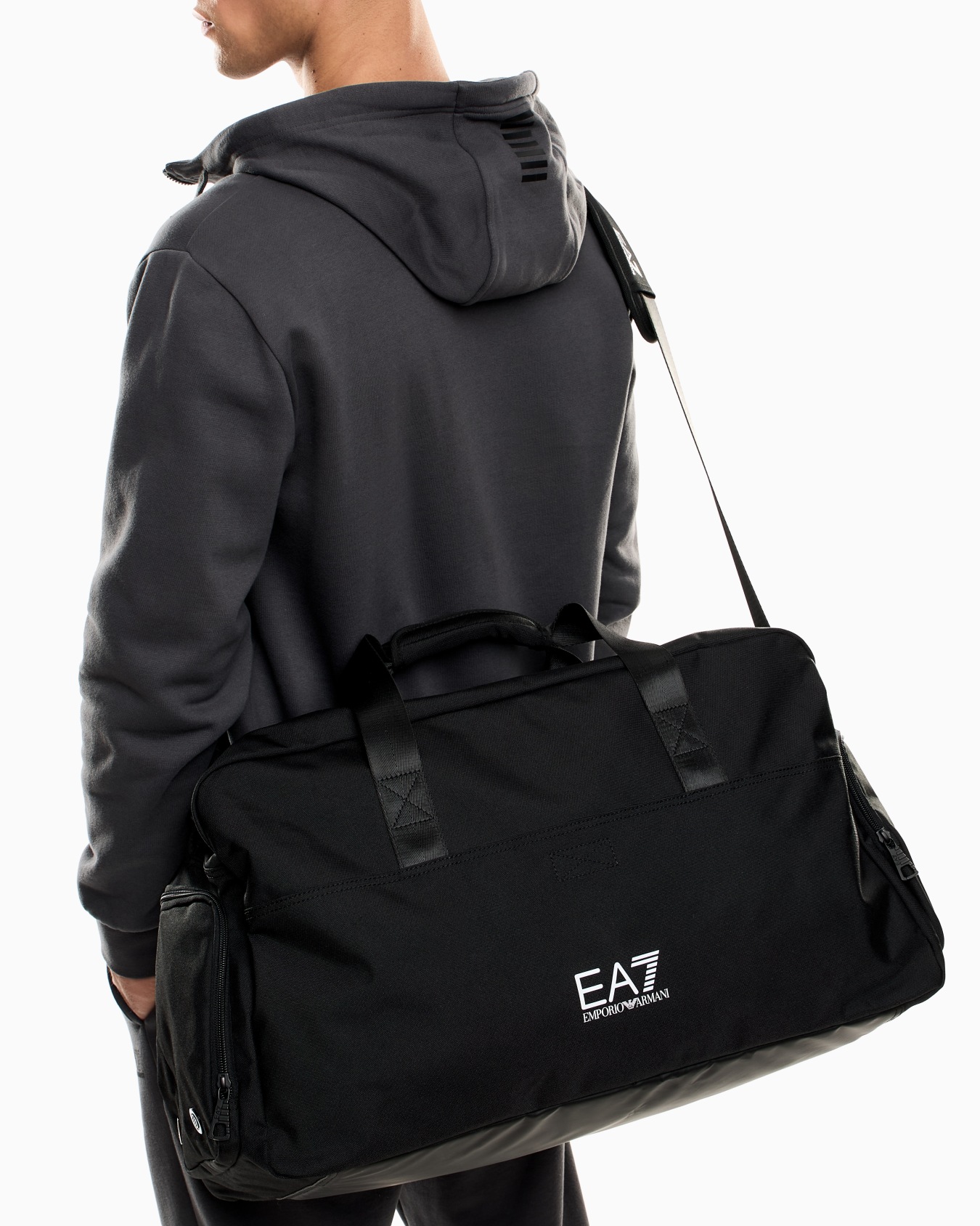 Train Core medium gym bag with oversized EA7 Logo Slide 6