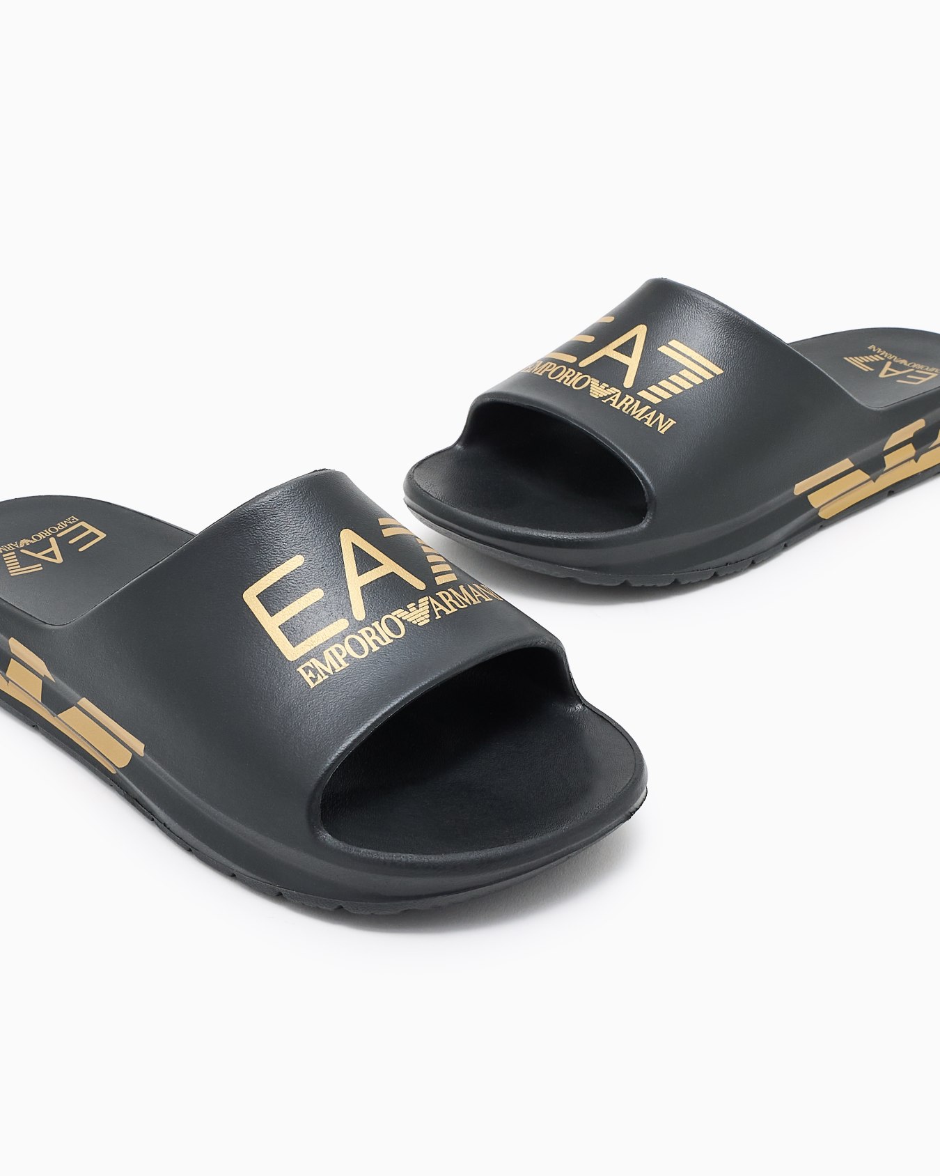 Crusher Distance slides with oversized logo Slide 4