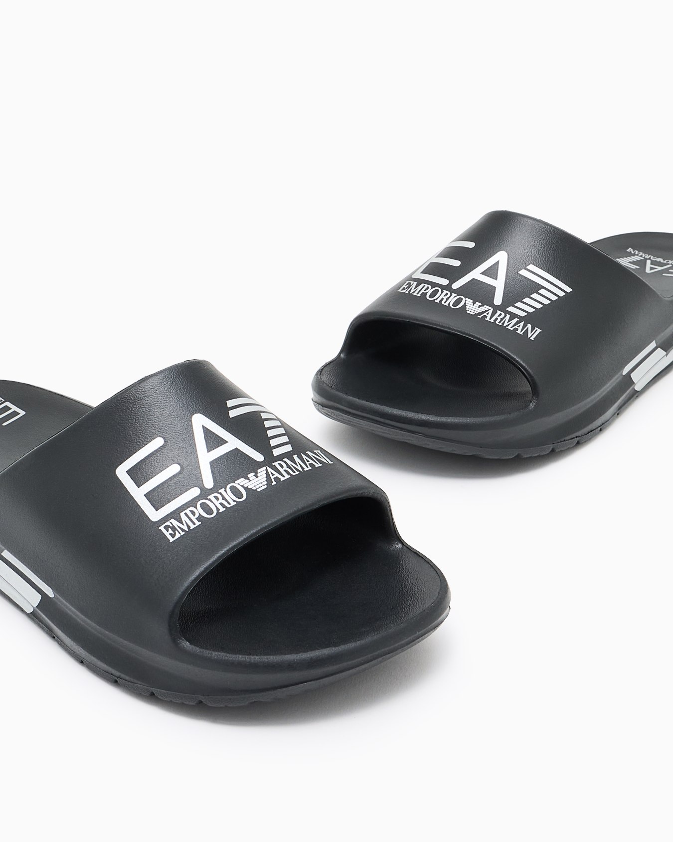 Crusher Distance slides with oversized logo Slide 4