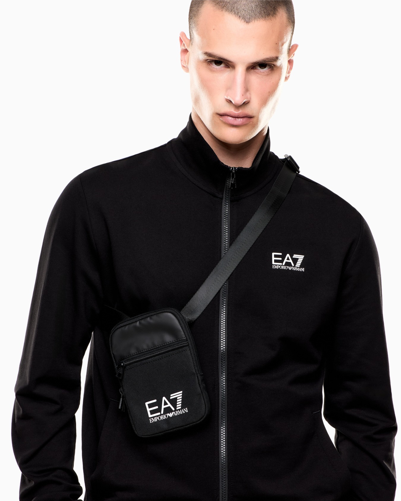 Bolso bandolera pequeño con maxilogotipo EA7 Train Core Diapositiva 6