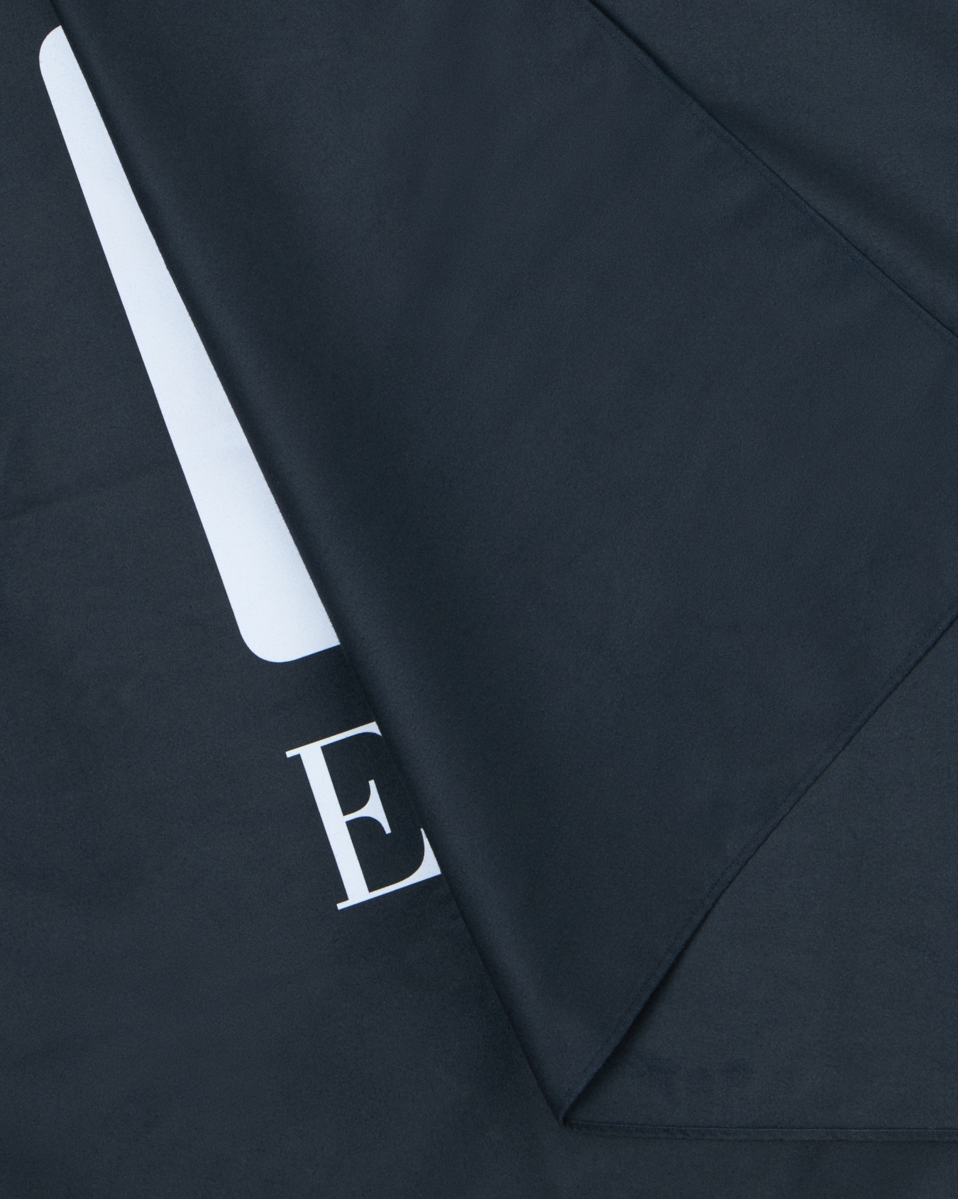 Beach towel in printed polyester fabric Slide 1