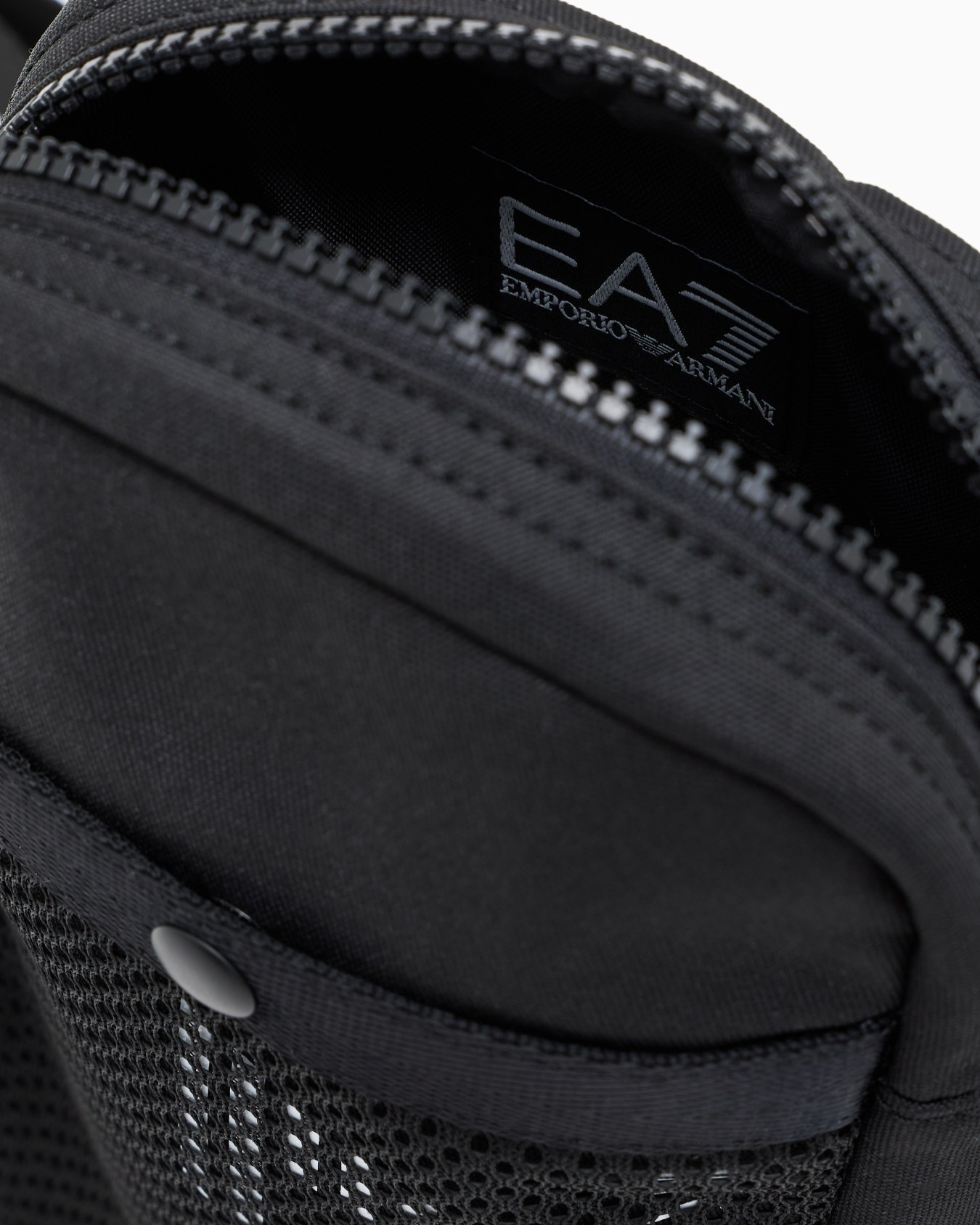 クロスボディバッグ スライドする 3