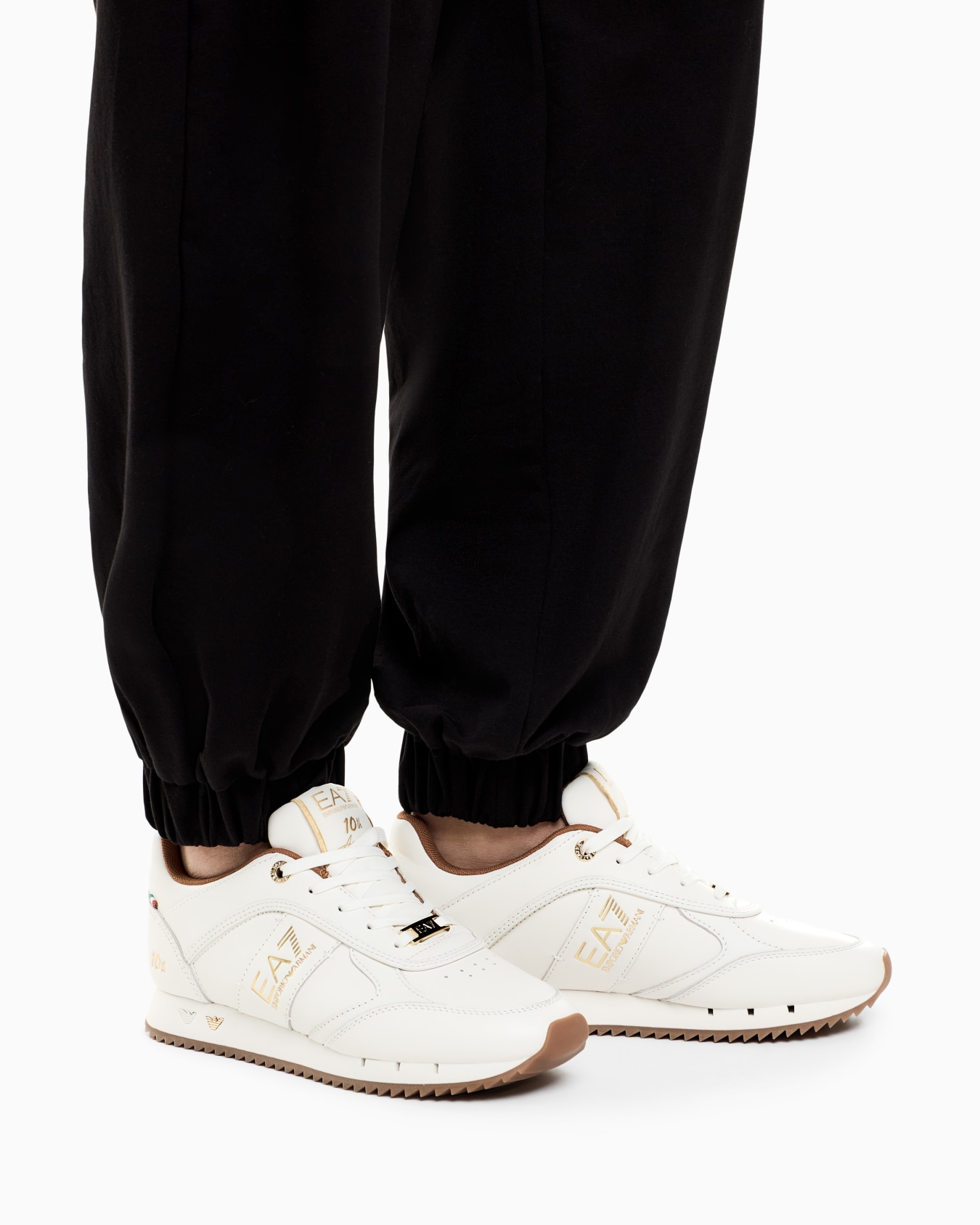 Deportivas blancas y negras del décimo aniversario Diapositiva 6