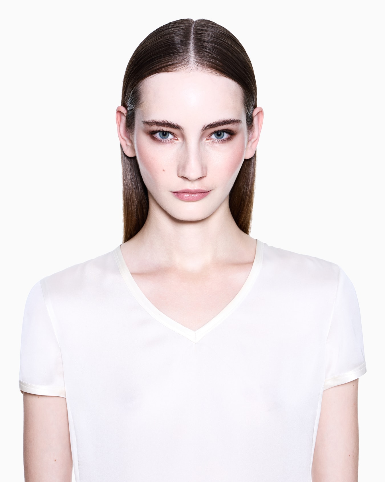 Silk charmeuse blouse with V neckline 슬라이드 4