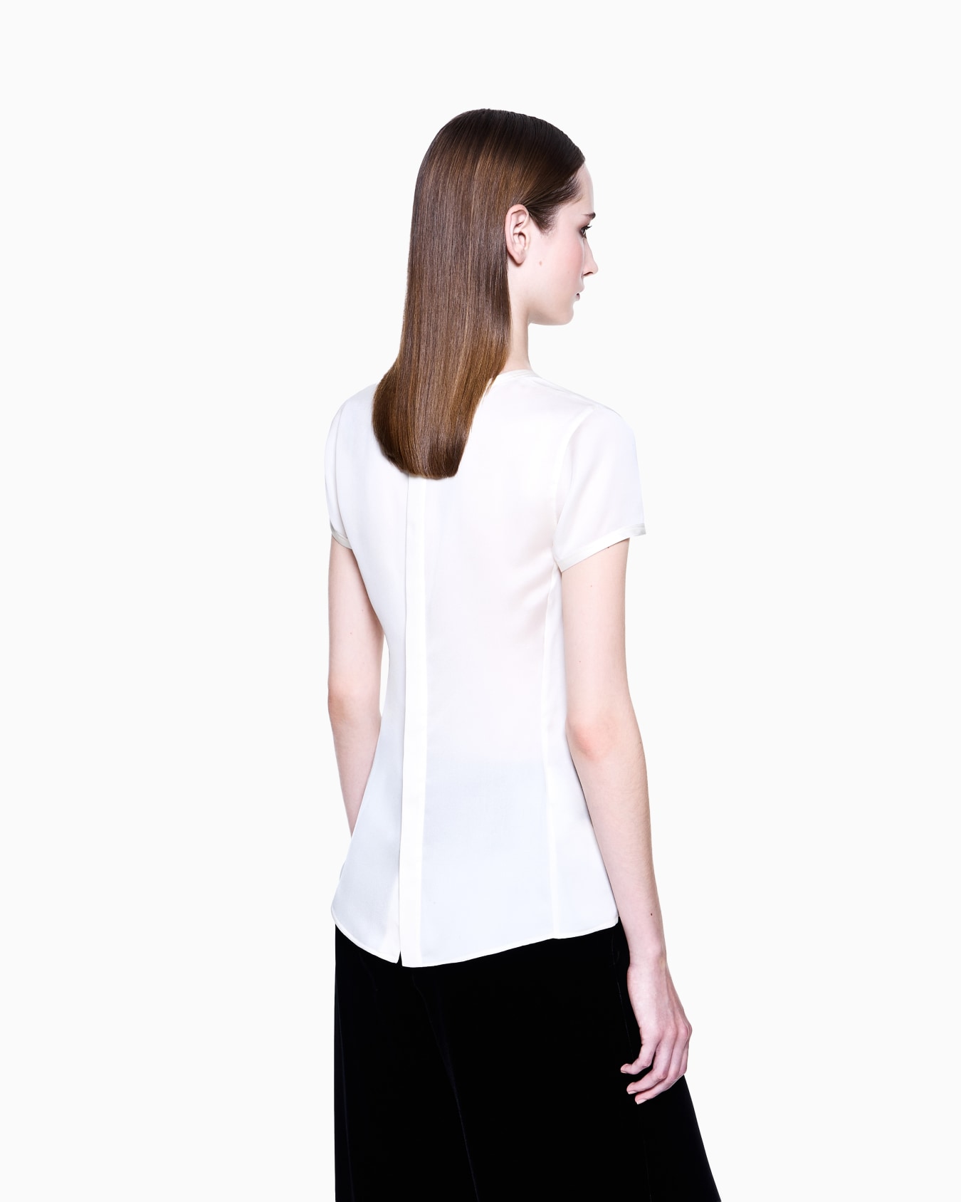 Silk charmeuse blouse with V neckline 슬라이드 2
