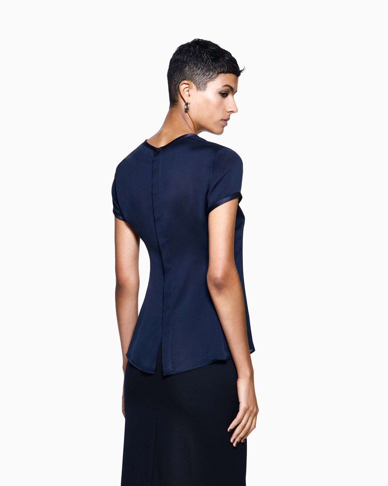 Blusa de charmés de seda con cuello de pico Diapositiva 2