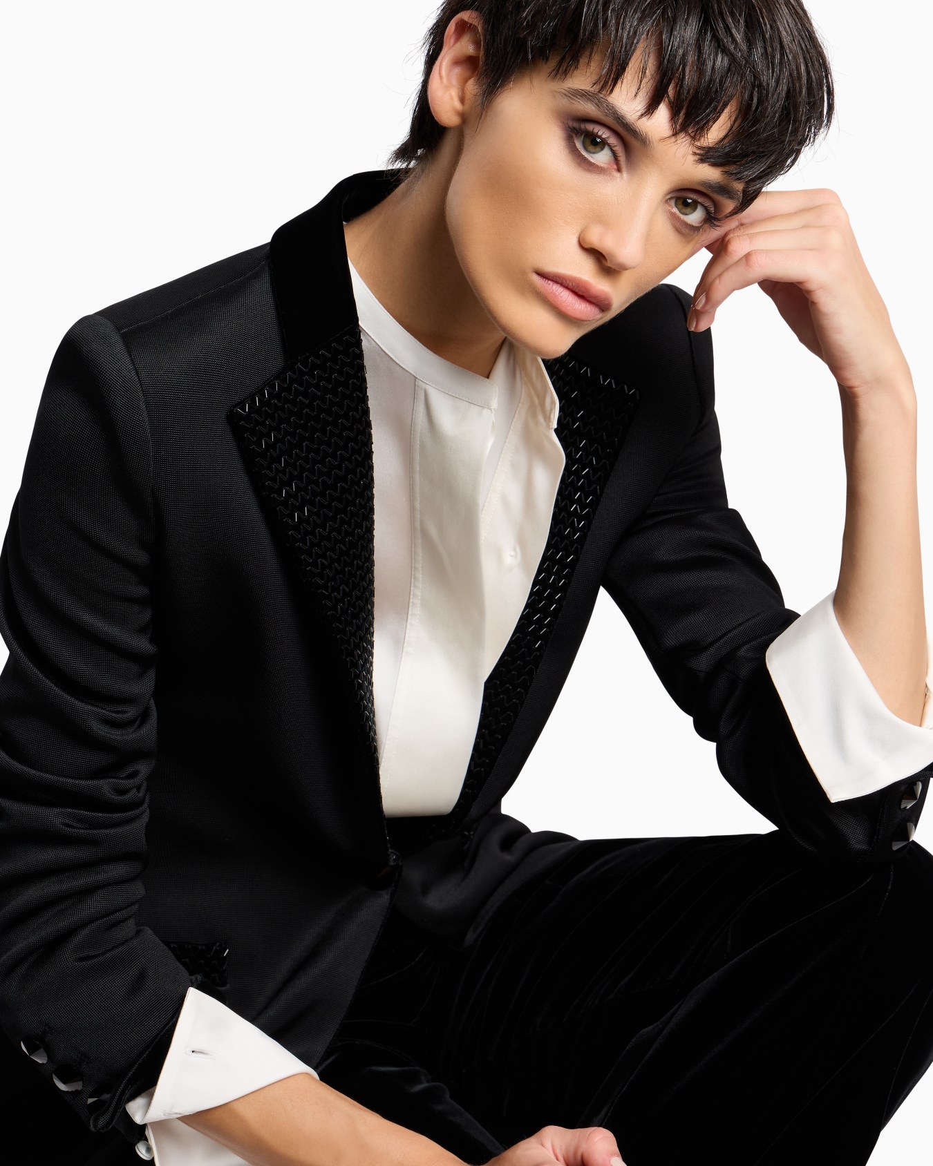 Cropped trousers in velvet Slide 5