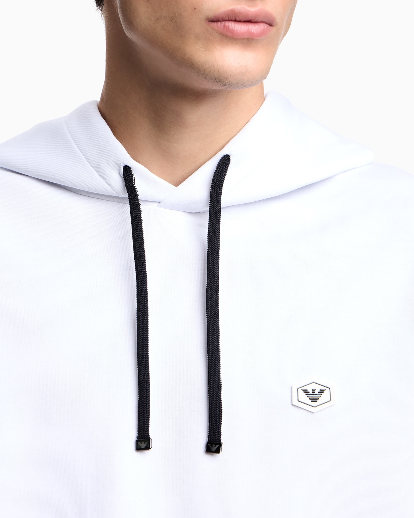 Sweatshirt mit Kapuze und kleinem Logoaufnäher Folie 4