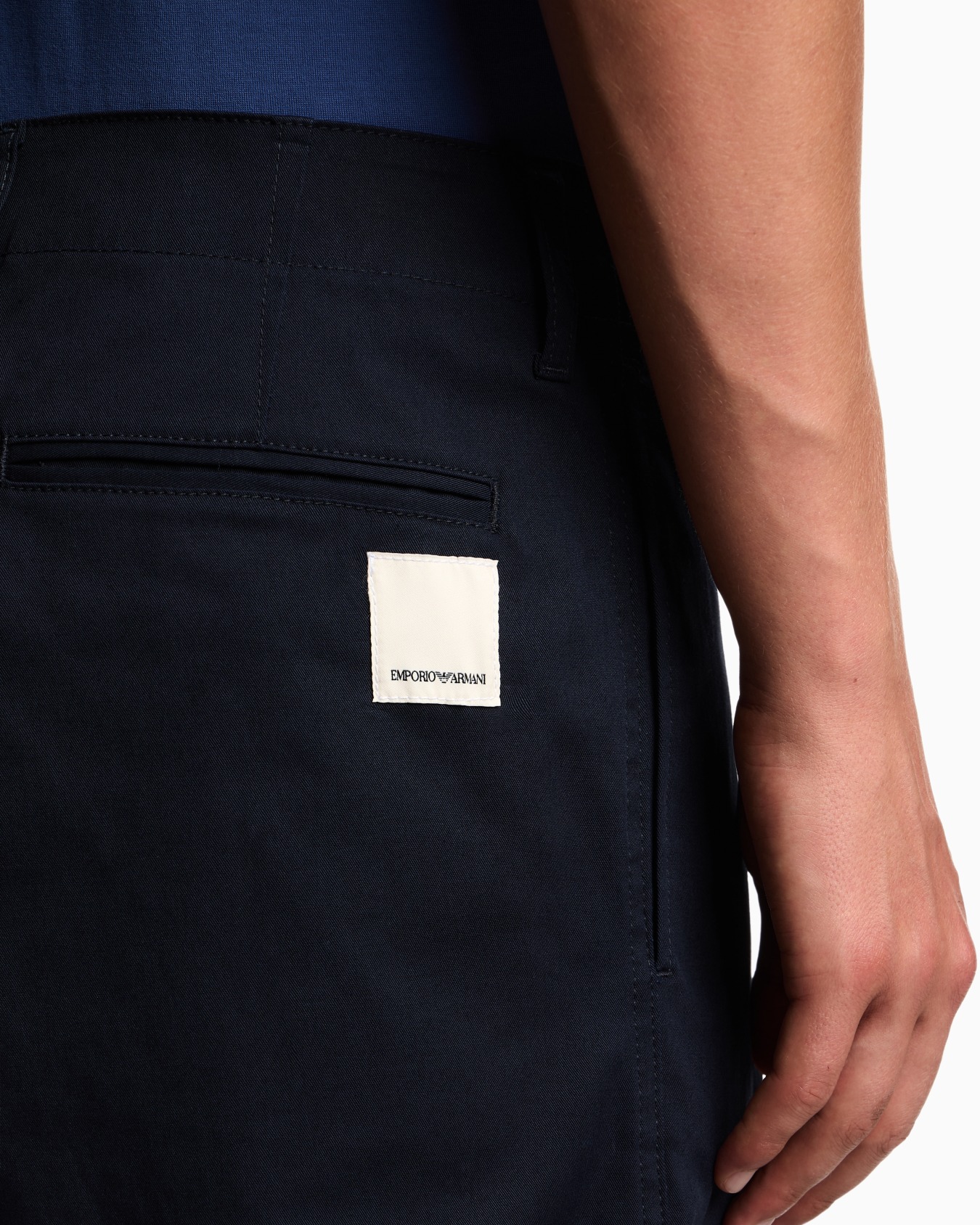 Pantalones modelo chino en gabardina orgánica ASV Diapositiva 4