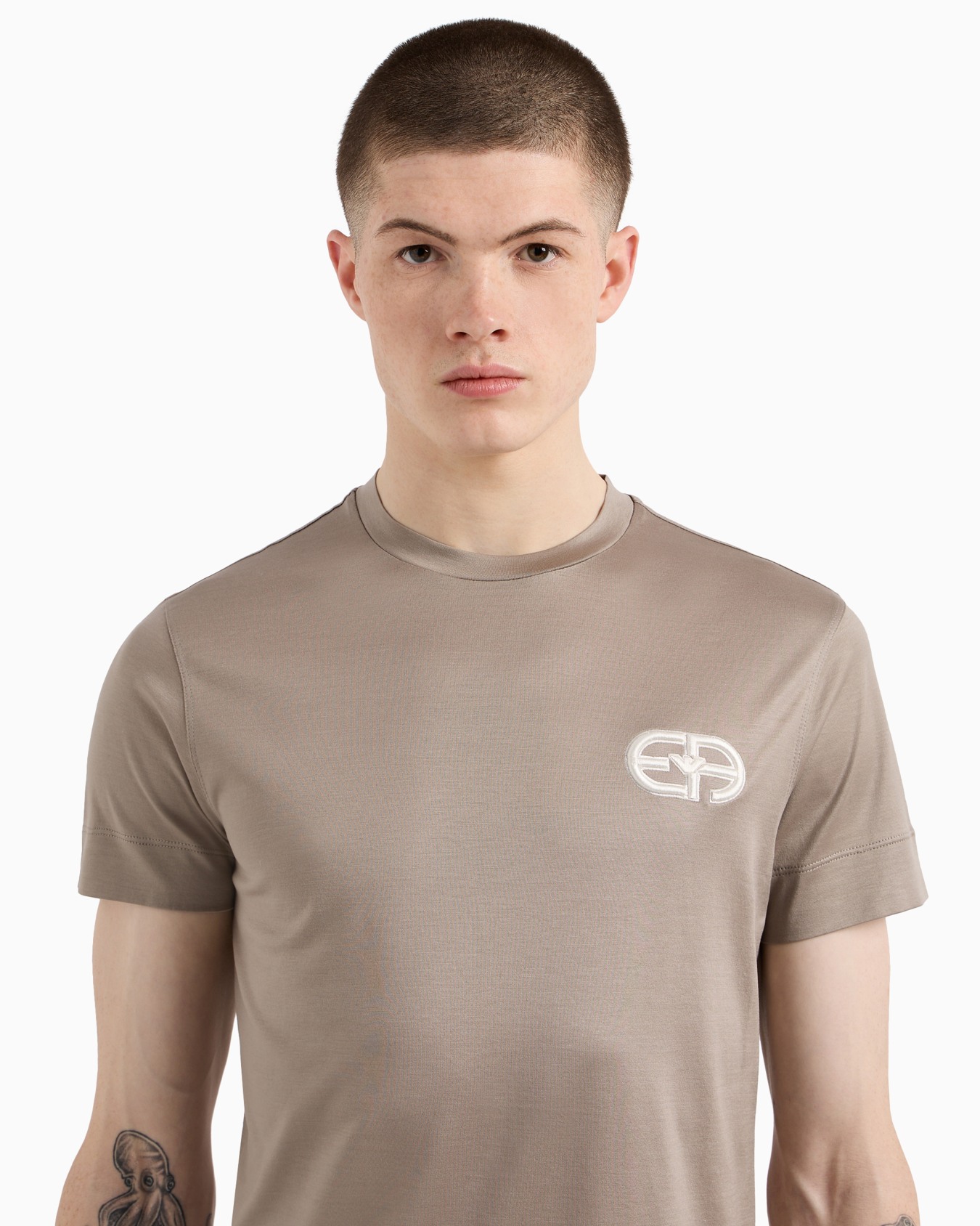 Camiseta en punto de mezcla de lyocell con logotipo EA bordado en relieve  Diapositiva 4