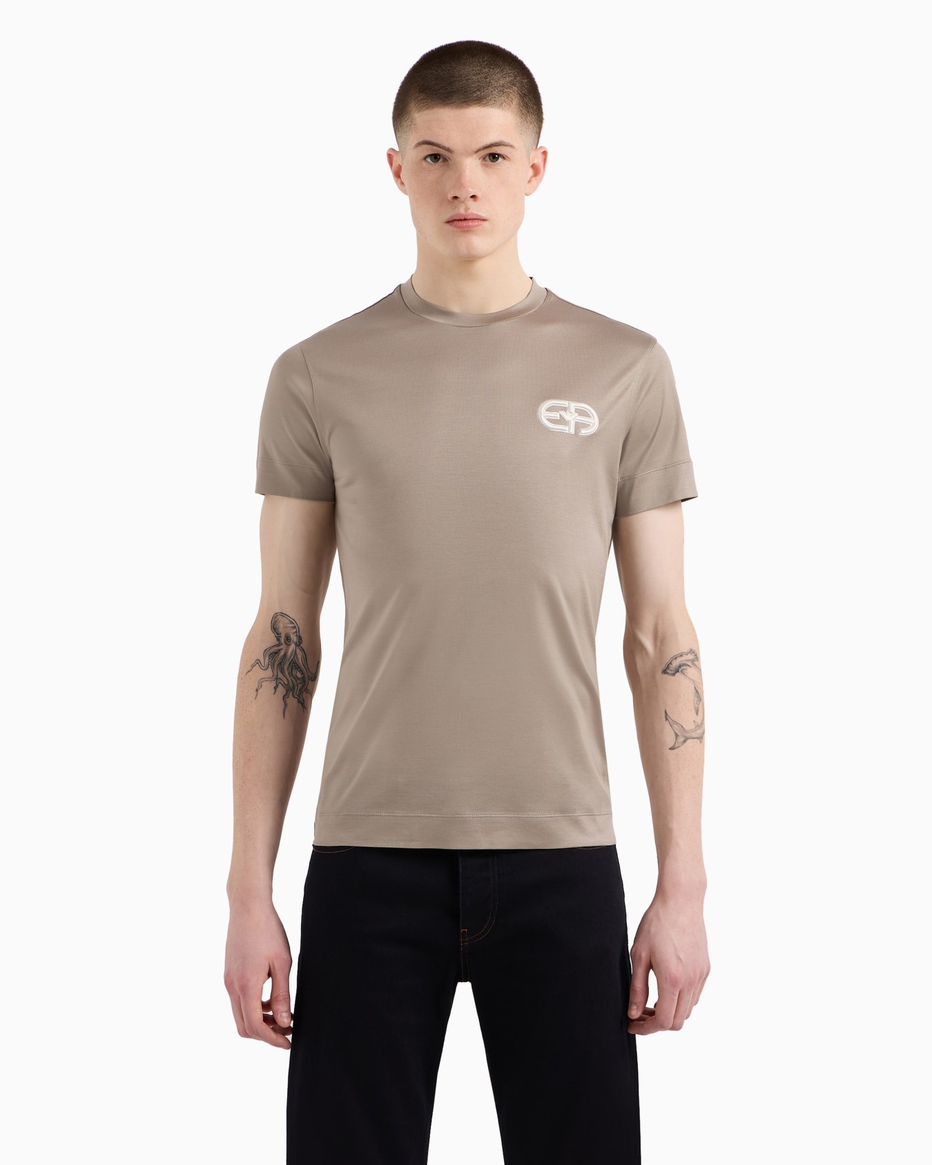 Camiseta en punto de mezcla de lyocell con logotipo EA bordado en relieve  Diapositiva 3
