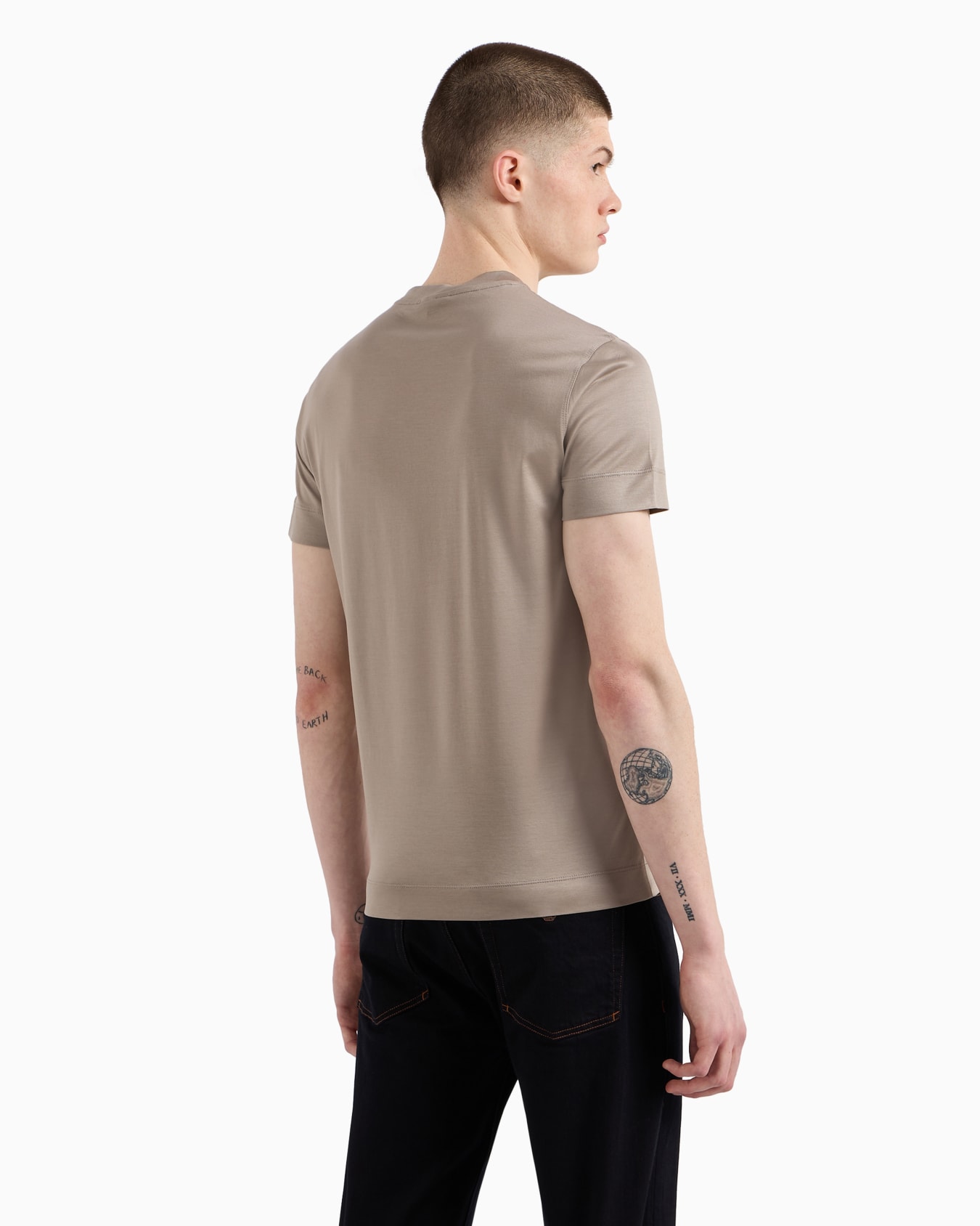Camiseta en punto de mezcla de lyocell con logotipo EA bordado en relieve  Diapositiva 2