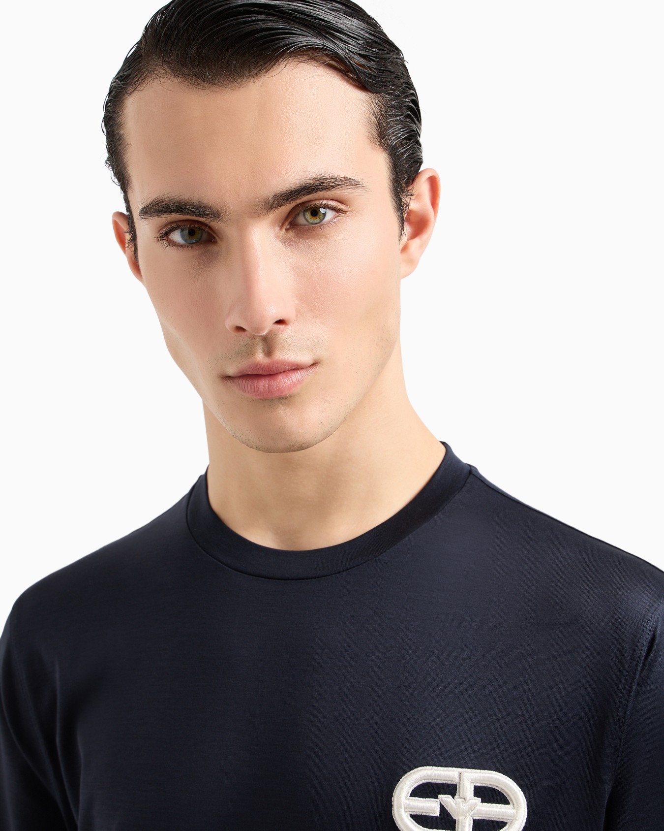 Camiseta en punto de mezcla de lyocell con logotipo EA bordado en relieve  Diapositiva 4