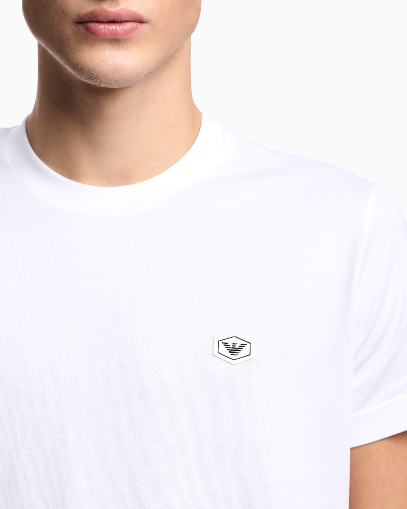 Camiseta de punto supima con microparche de logotipo Diapositiva 4