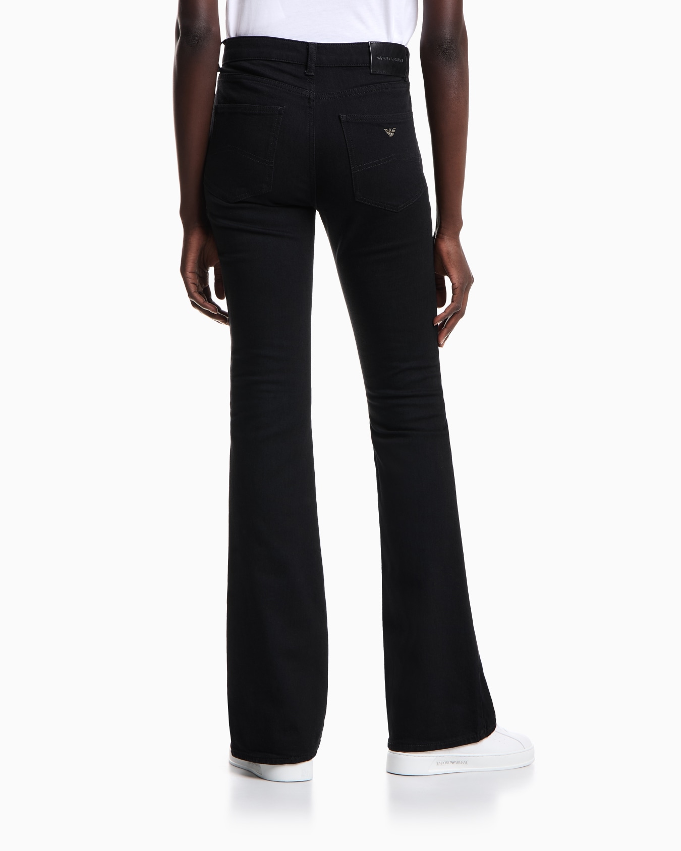 Jeans J47 vita medio alta e gamba svasata in comfort denim Slide 2