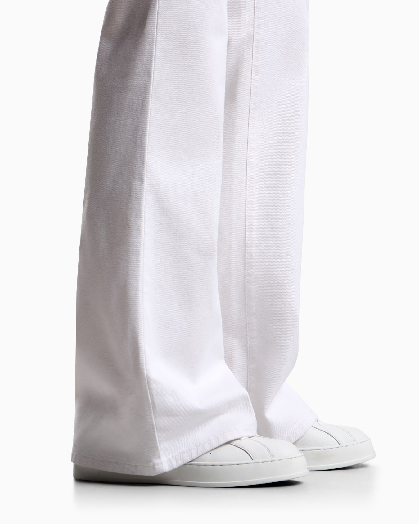 J47 Mid-rise flared-hem jeans in light worn stretch denim Slide 4