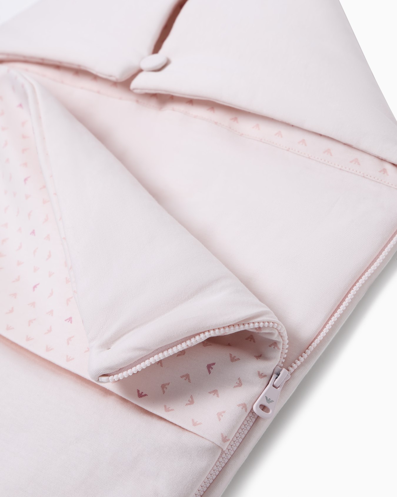 Sleeping bag with op-art eagle print Slide 1