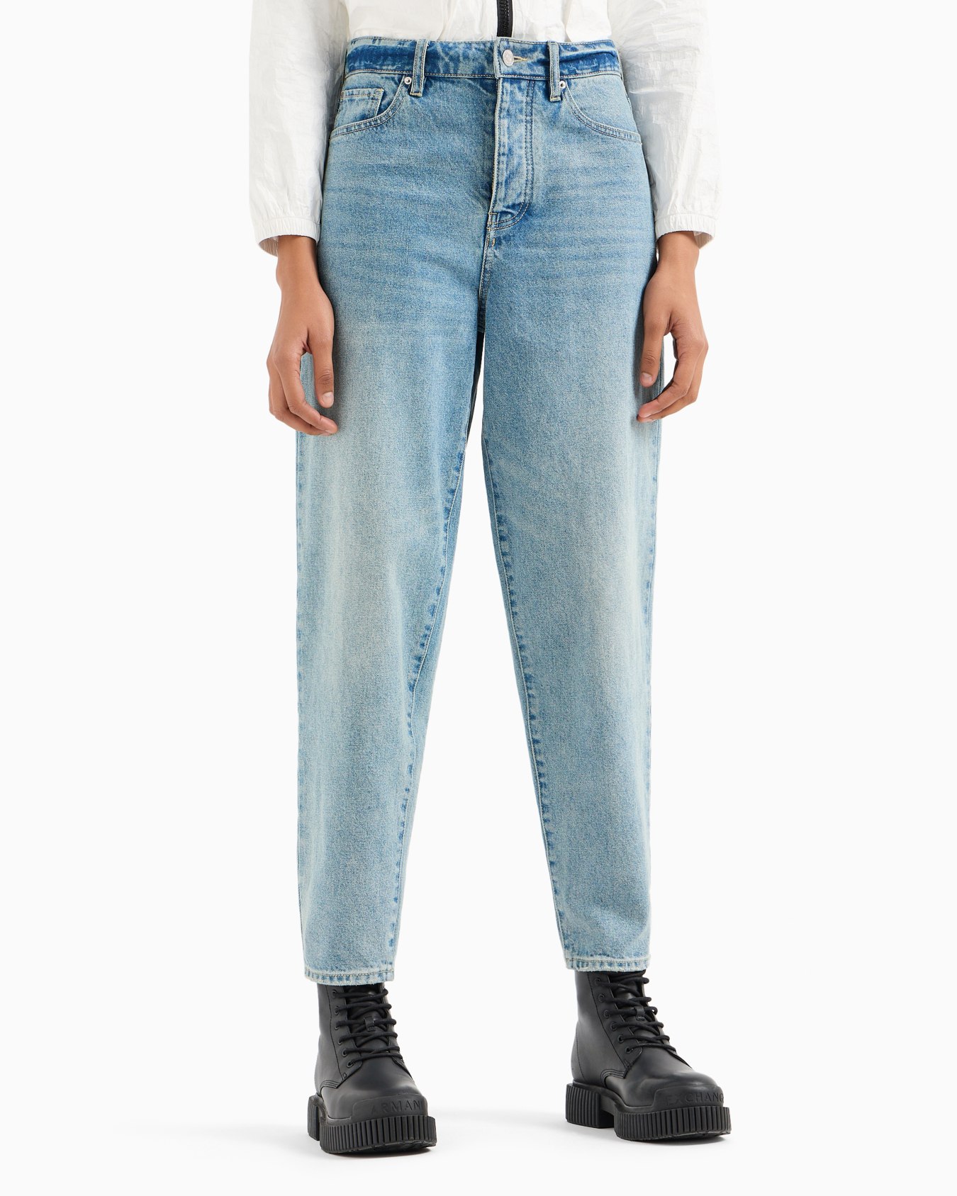 Vaqueros carrot fit J51 en denim rígido con monograma bordado Diapositiva 3