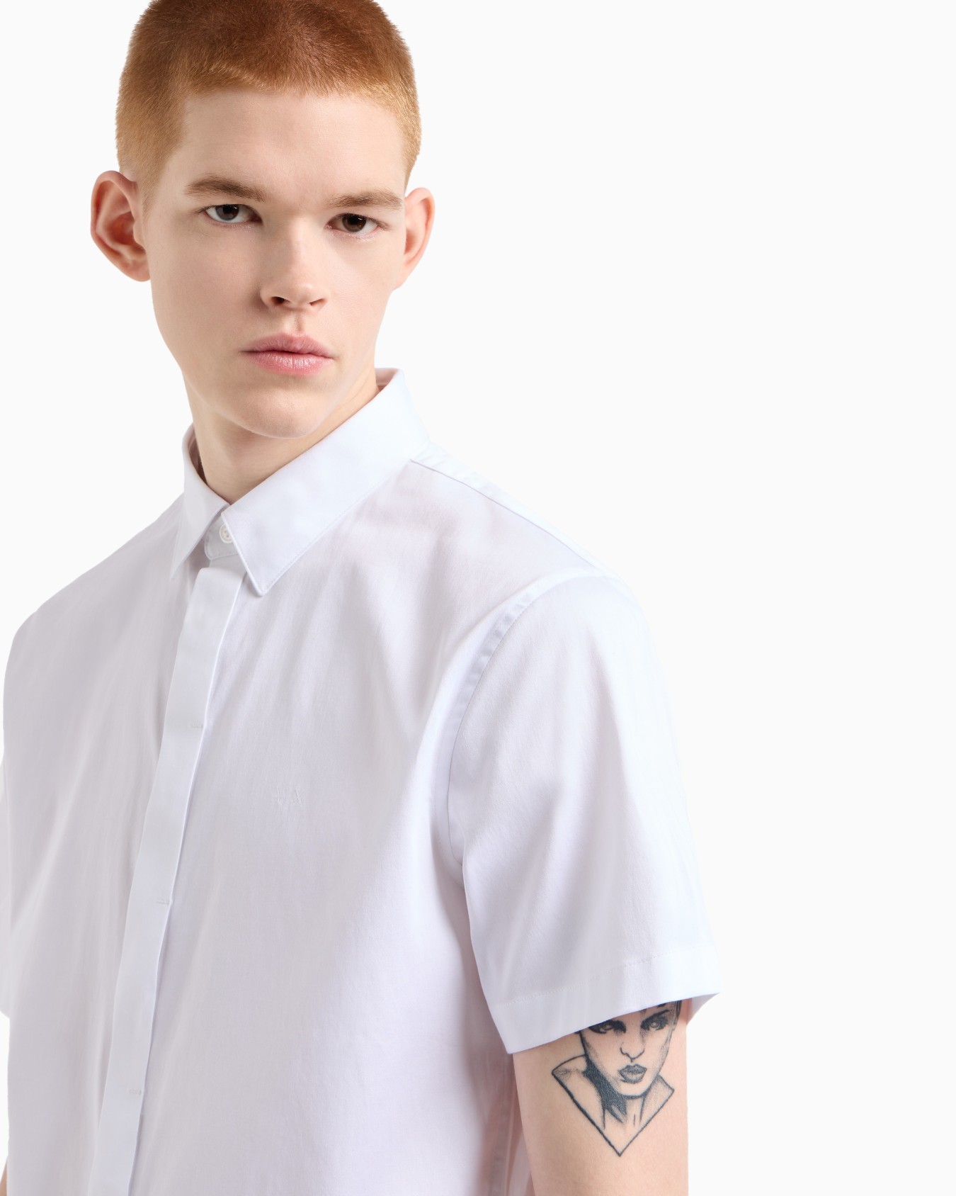 Camisa slim fit de manga corta en satén elástico Diapositiva 5