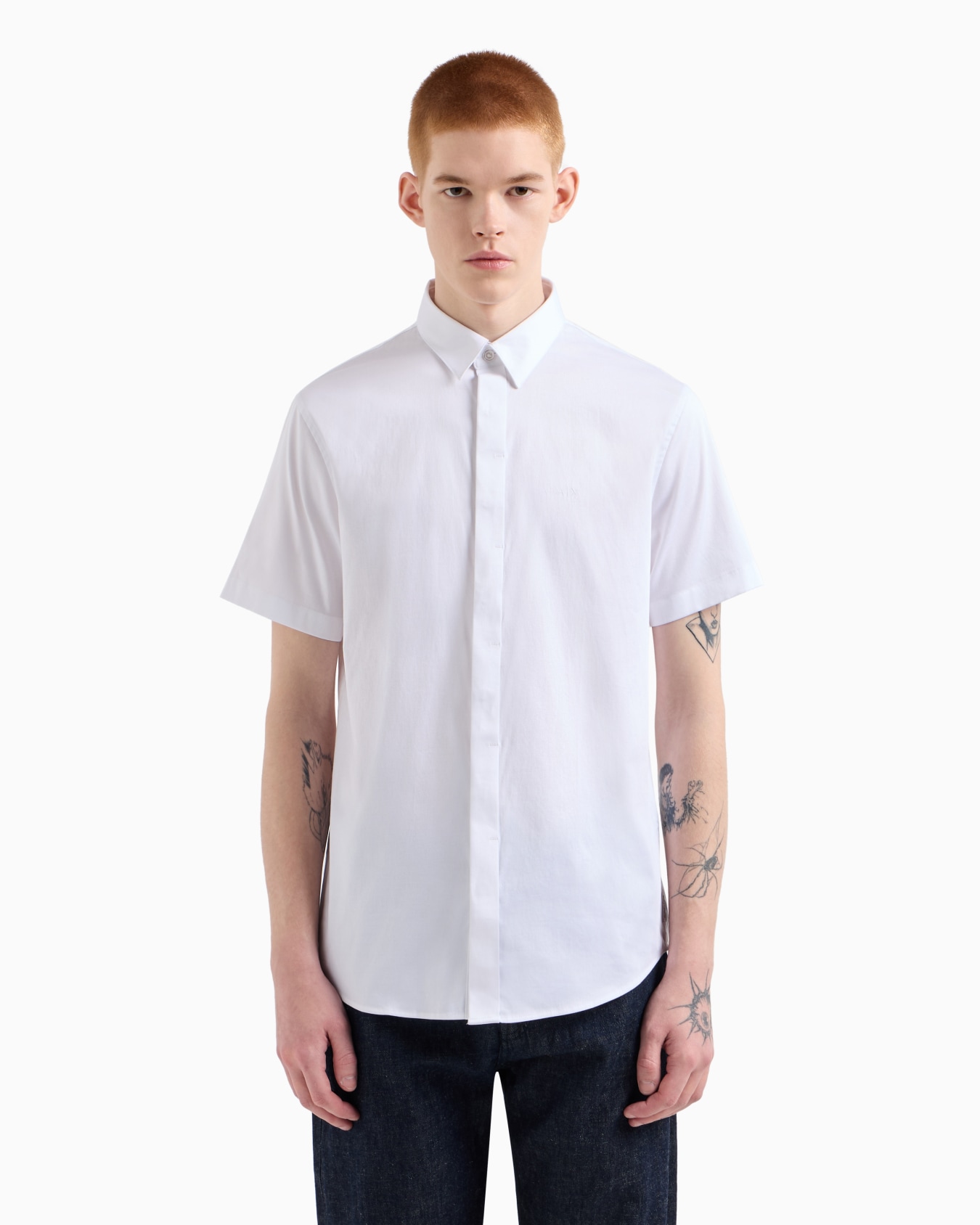 Camisa slim fit de manga corta en satén elástico Diapositiva 4