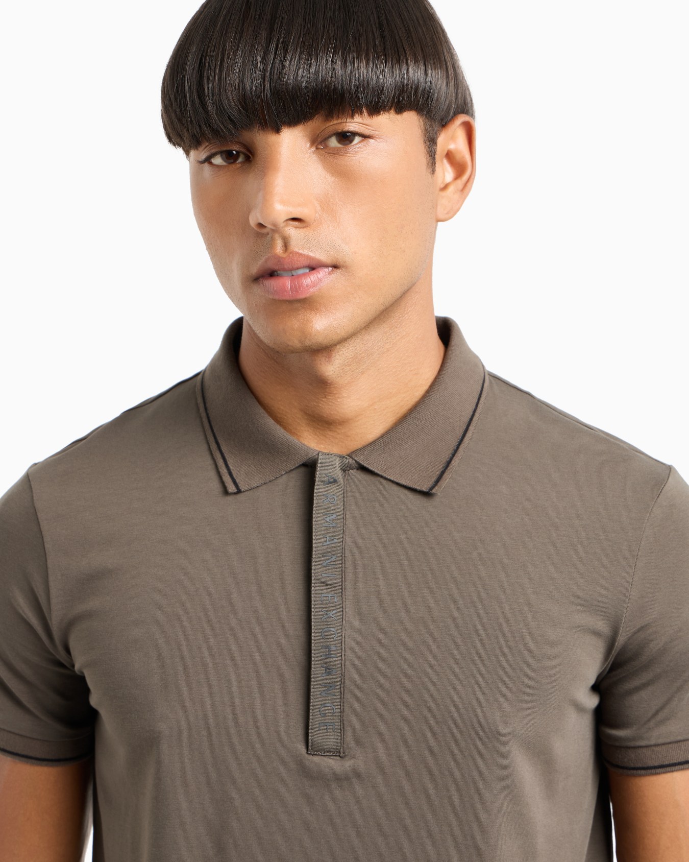 Polo con logo en contraste Diapositiva 4