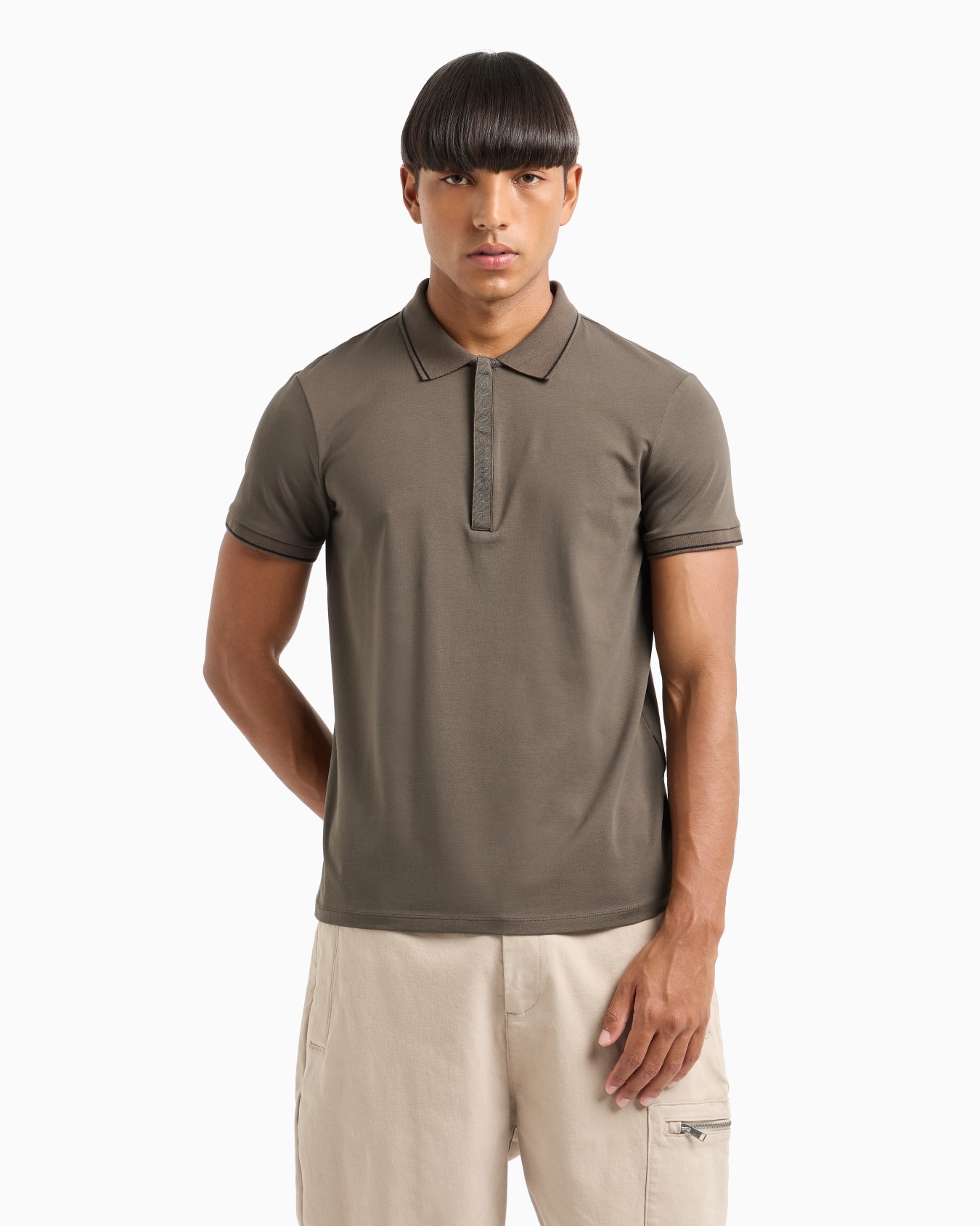 Polo con logo en contraste Diapositiva 1