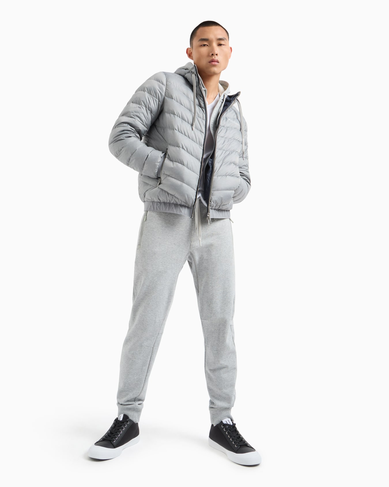 Soft yarn jogger pants with logo Slide 3