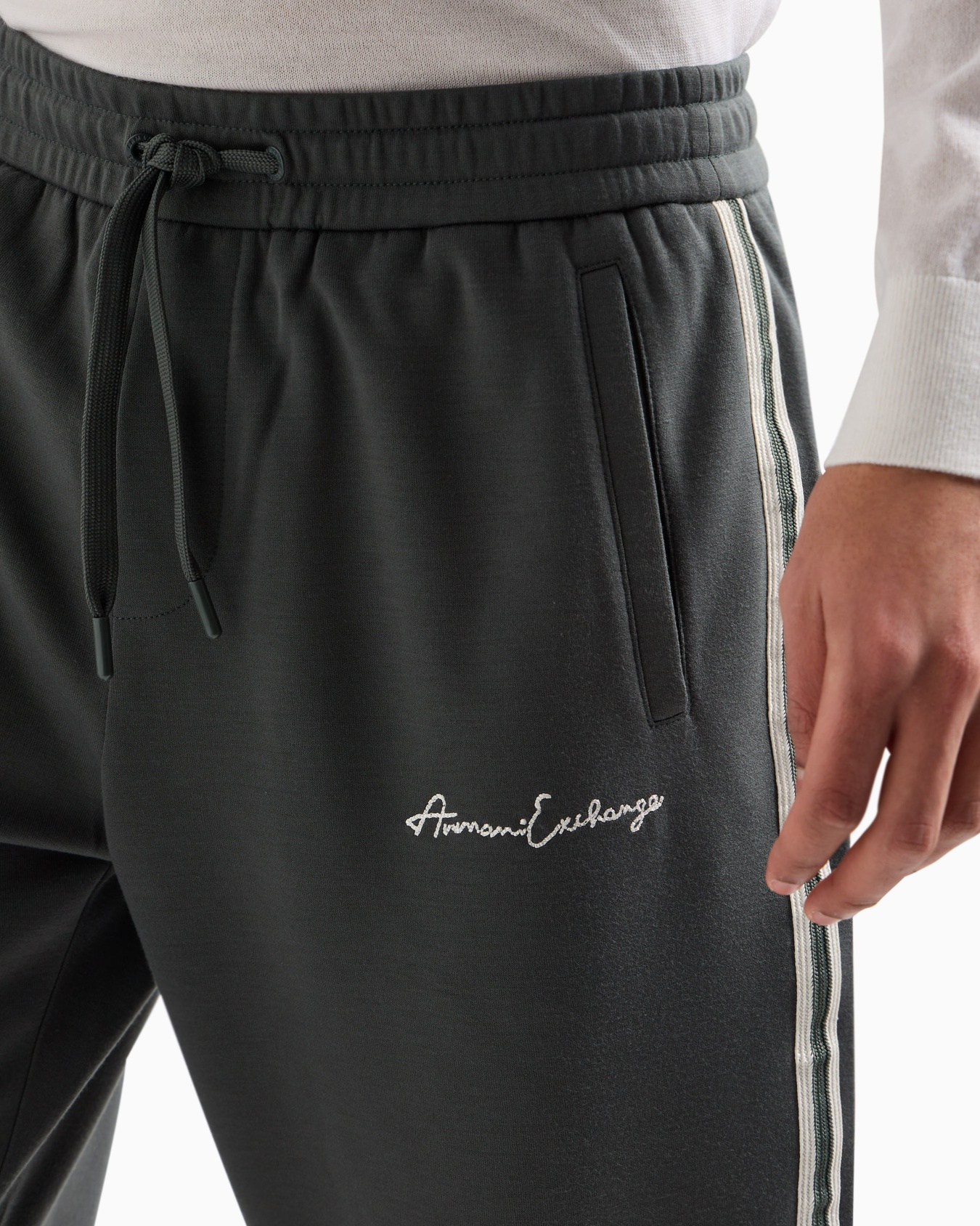 Logo Signature Joggers Slide 4
