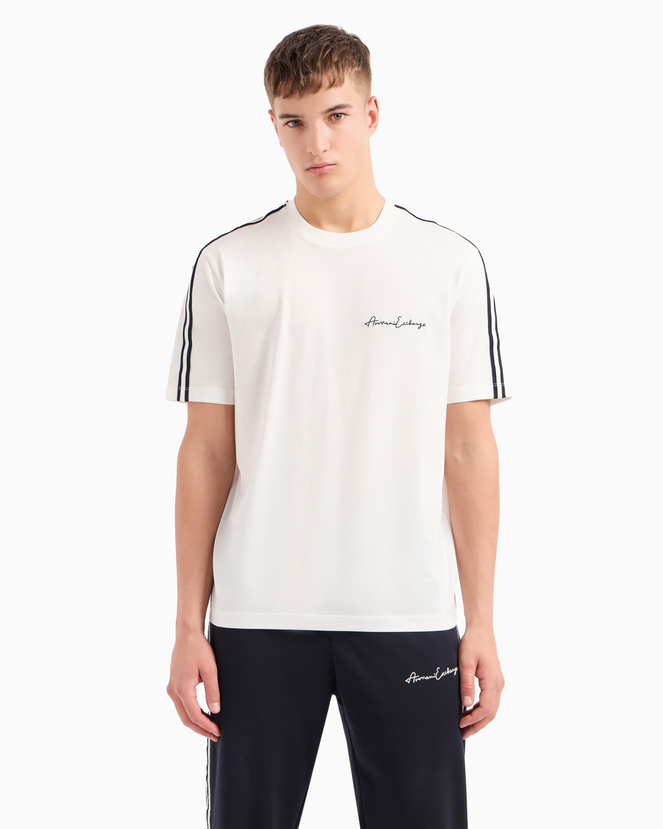 Camiseta con cuello redondo y logo característico Diapositiva 3