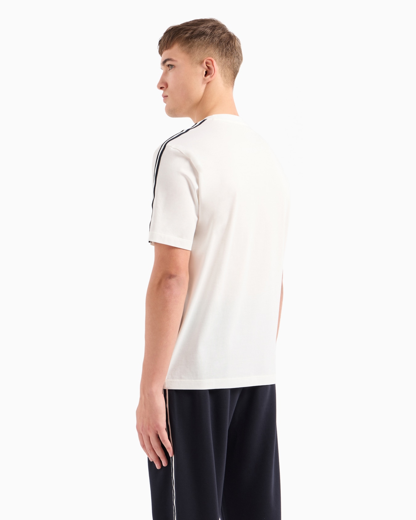 Camiseta con cuello redondo y logo característico Diapositiva 2