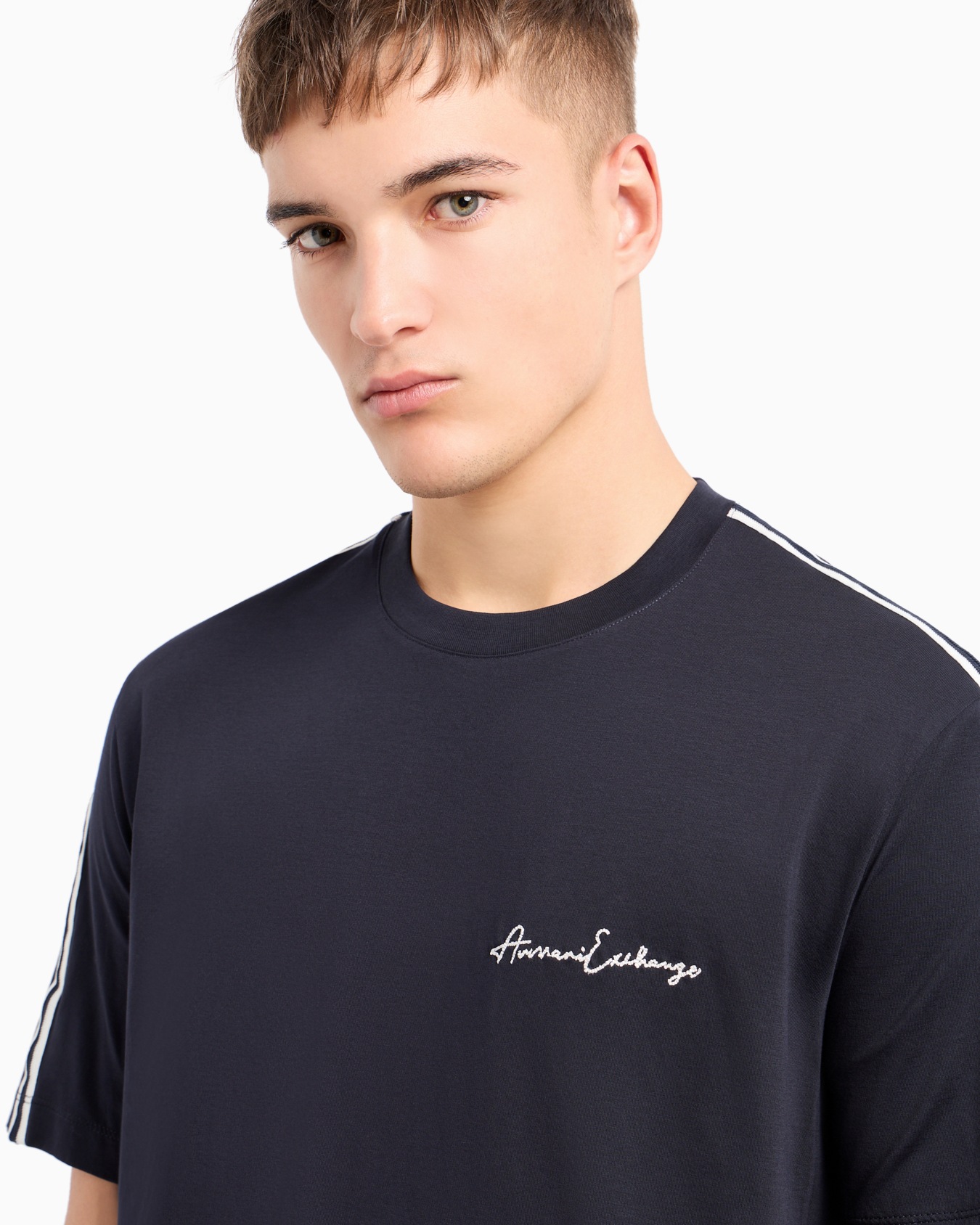 Camiseta con cuello redondo y logo característico Diapositiva 4